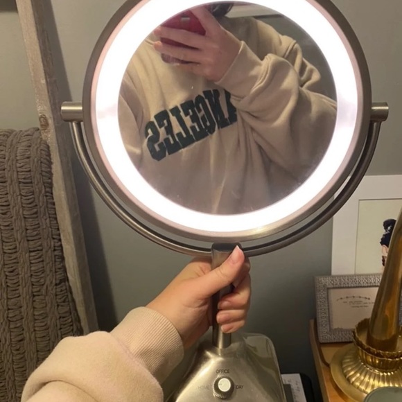 RESELLING conair led vanity mirror - Picture 3 of 4